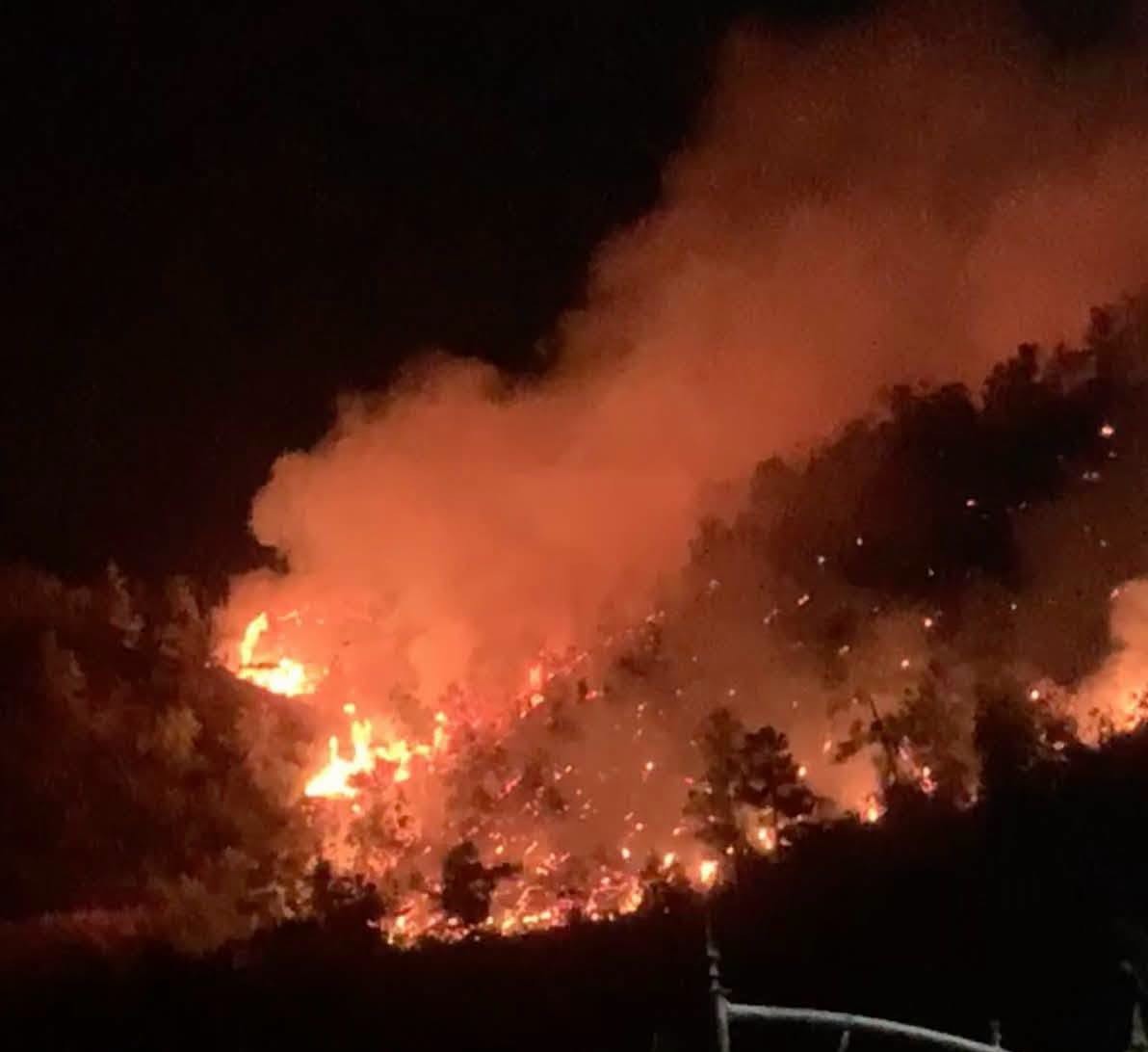 Fierce forest fire on the night of June 21st in Thien Nhan commune, Nghe An province. Photo: Ngoc Anh