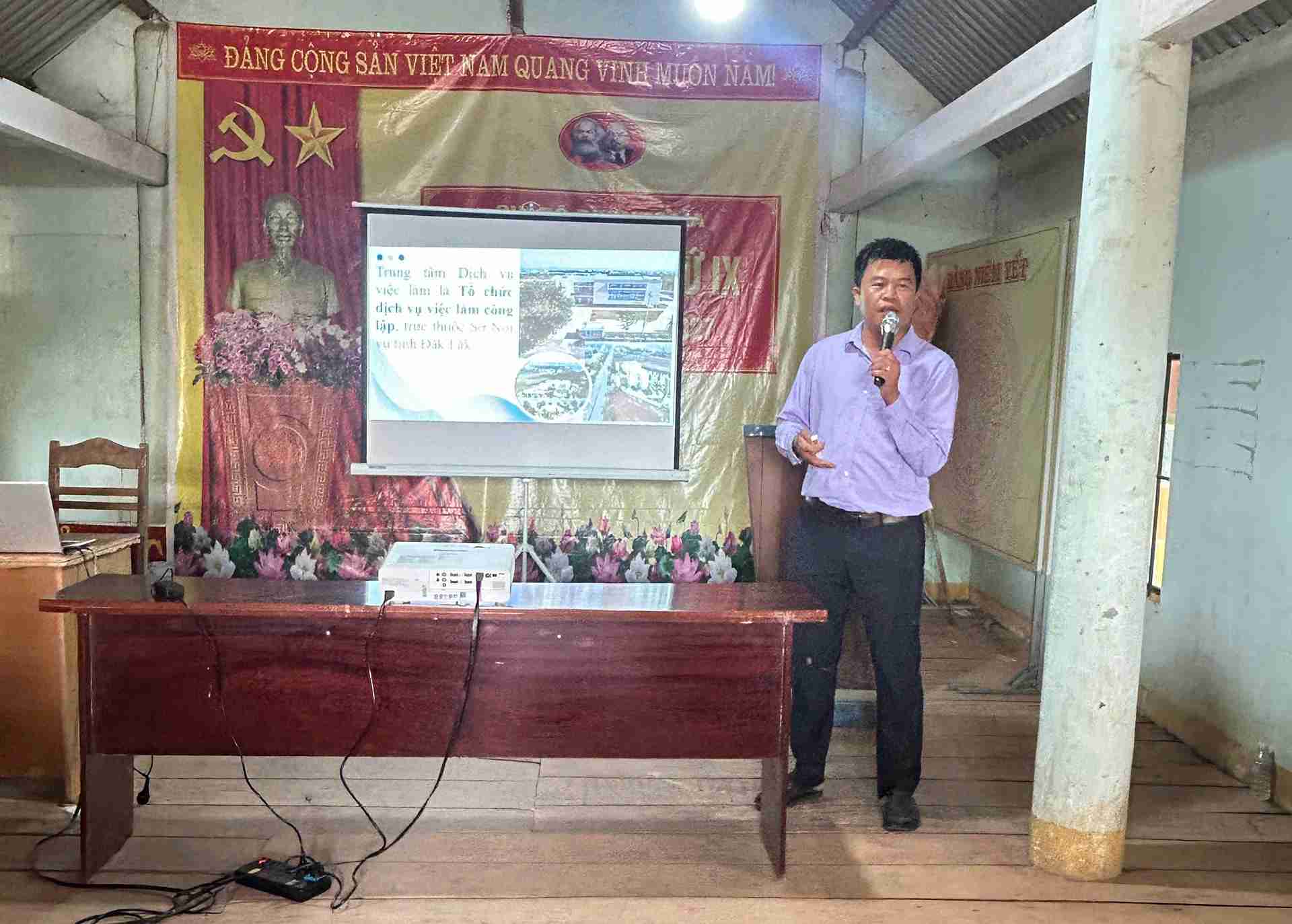 Cán bộ đến từng buôn khó khăn hỗ trợ tư vấn việc làm cho người dân. Ảnh: Bảo Lâm