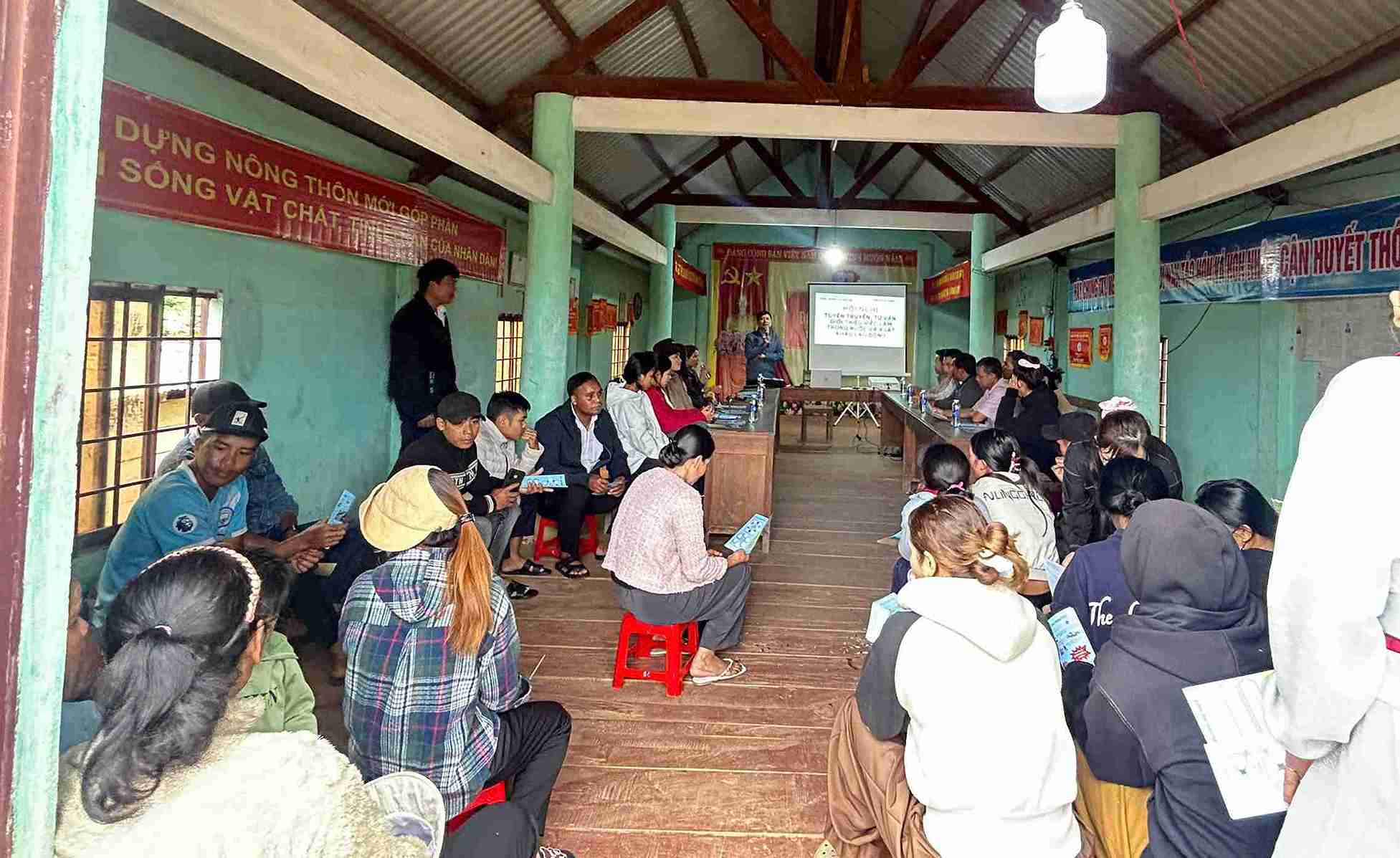 Người dân các buôn đồng bào dân tộc thiểu số được chính quyền địa phương tư vấn, giới thiệu việc làm. Ảnh: Bảo Lâm
