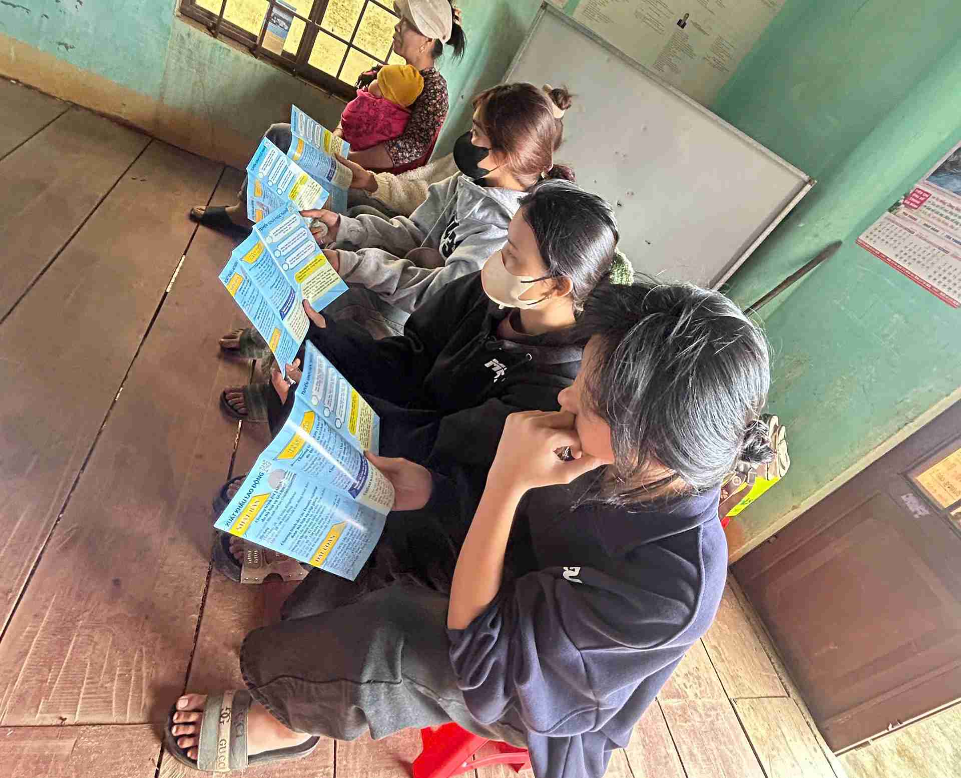 Người dân xã tìm hiểu về nhu cầu tuyển dụng, xuất khẩu lao động. Ảnh: Bảo Lâm