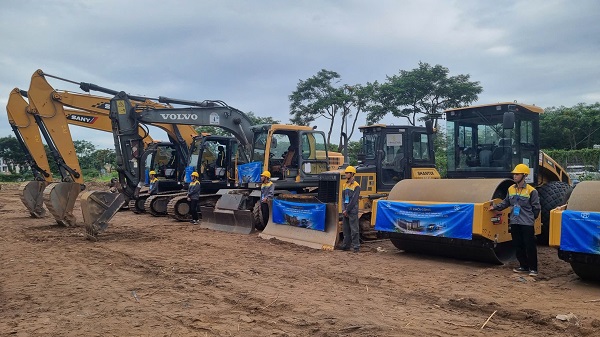 Machines en préparation de la construction du projet de chemin de fer urbain. Photo: Tô Thế
