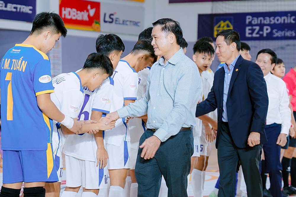 Mr. Tran Anh Tu - Vice President of VFF - encourages referees and players participating in the match. Photo: Nguyen Khanh