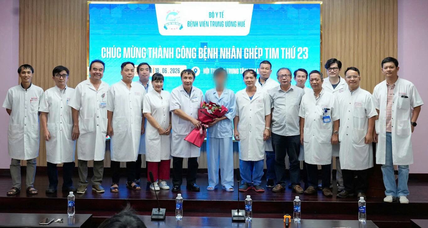 フエ中央病院の医師が、心臓移植患者の退院を祝福。写真:ニャット・タン