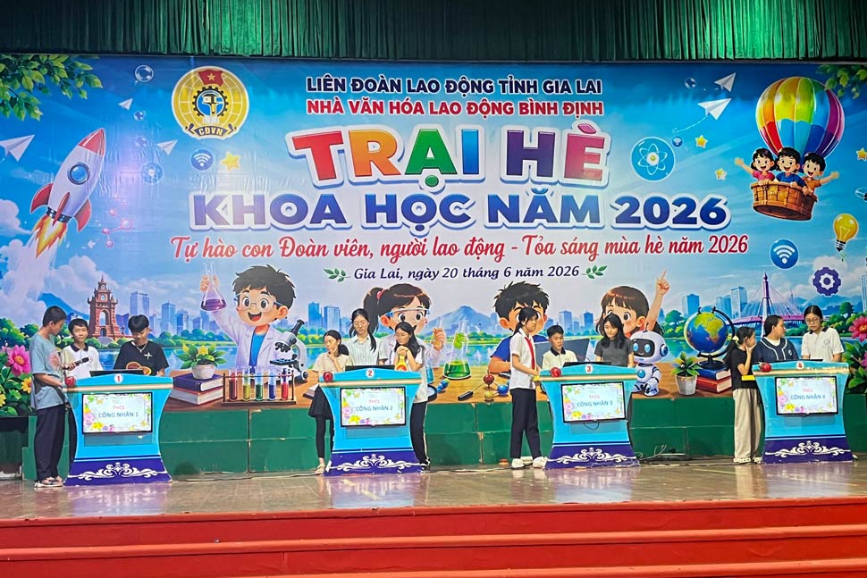 Các em thiếu nhi tham gia gameshow
