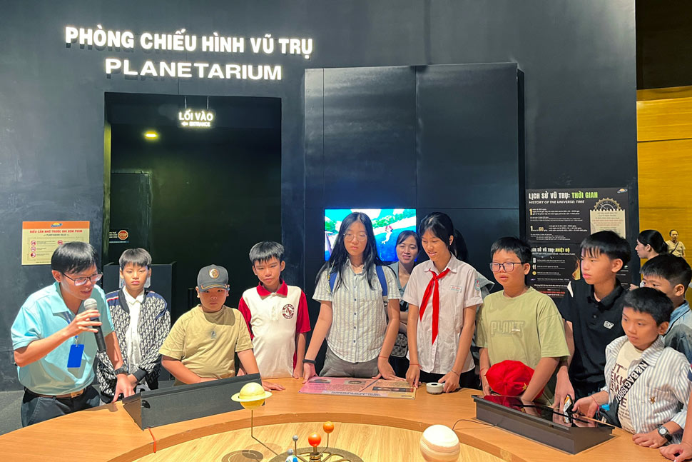 Children of union members and workers visit Quy Nhon Scientific Discovery Center. Photo: Huy Trang