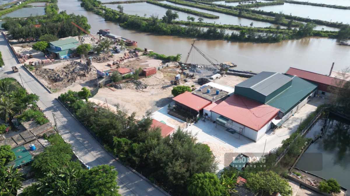 Chính quyền địa phương yêu cầu tháo dỡ nhà xưởng, lán trại xây dựng ở khu vực bến bãi. Ảnh: Lương Hà