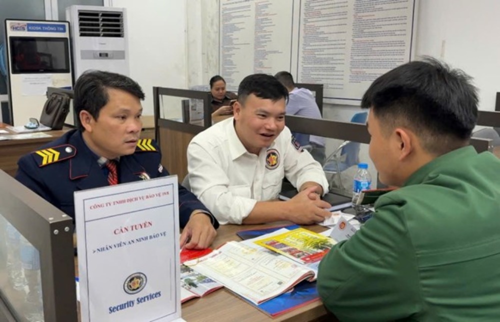 Discharged soldiers participate in a job transaction session organized by the Hanoi Employment Service Center. Photo: Quynh Chi
