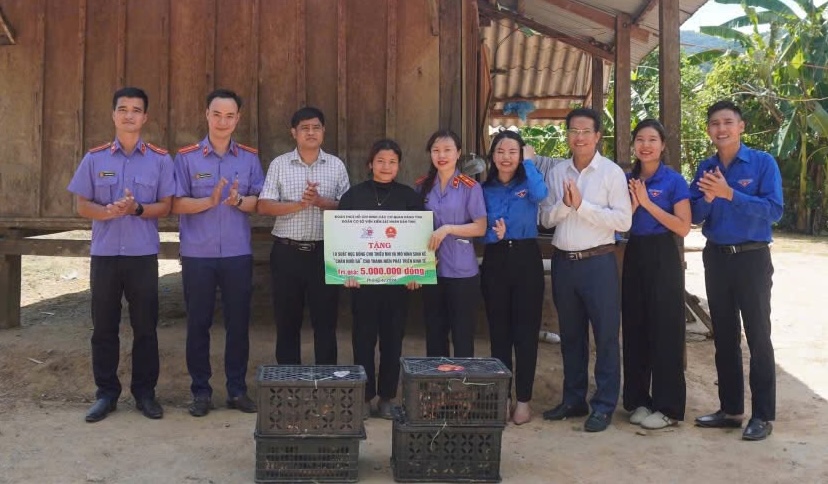 The Youth Union of the People's Procuracy of Region 1 (Quang Tri province) has just coordinated with the Youth Union of Party agencies of the province to award children's scholarships and livelihoods to people. Photo: People's Procuracy of Region 1