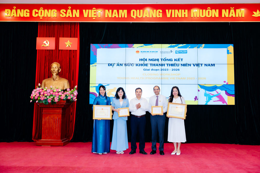 Leaders of AstraZeneca Vietnam receive the Medal "For the Cause of Education". Photo: DN provided