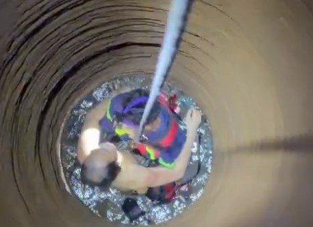 Functional forces of Dak Lak province have successfully rescued a man trapped under a 30m deep well. Photo: Police provided