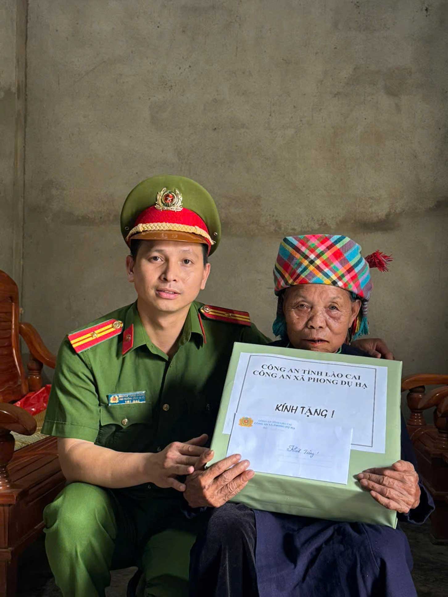 Công an xã Phong Dụ Hạ thăm hỏi, trao quà cho gia đình bà Mai Thị Kiều - vợ liệt sĩ Ngô Văn Trao. Ảnh: CA Lào Cai