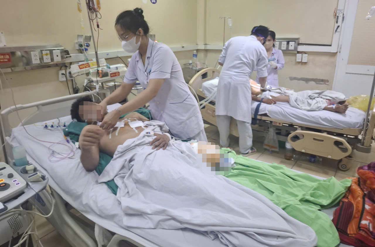 Nạn nhân N.T.V bị dập nát đùi sau tai nạn đã phải cưa chân. Ảnh: Trần Tuấn