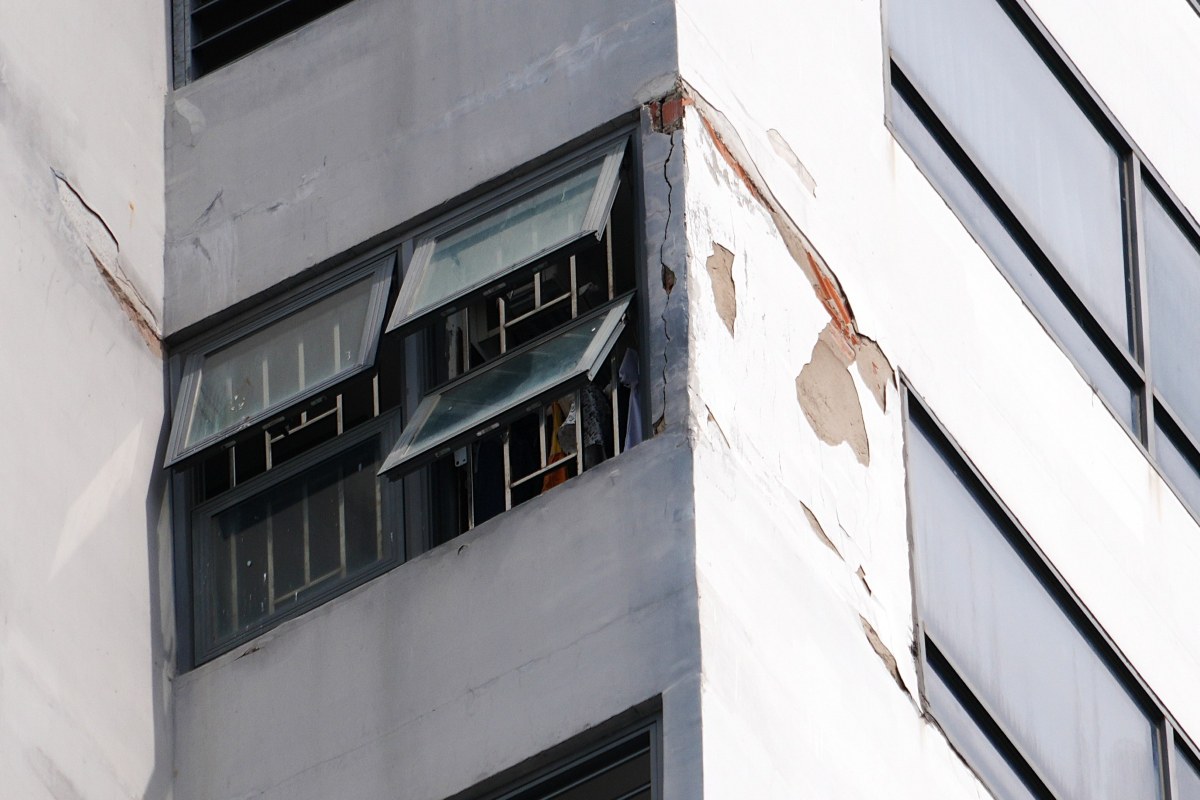 New crack on the 16th floor of a 36-story apartment building. Photo: Thanh An