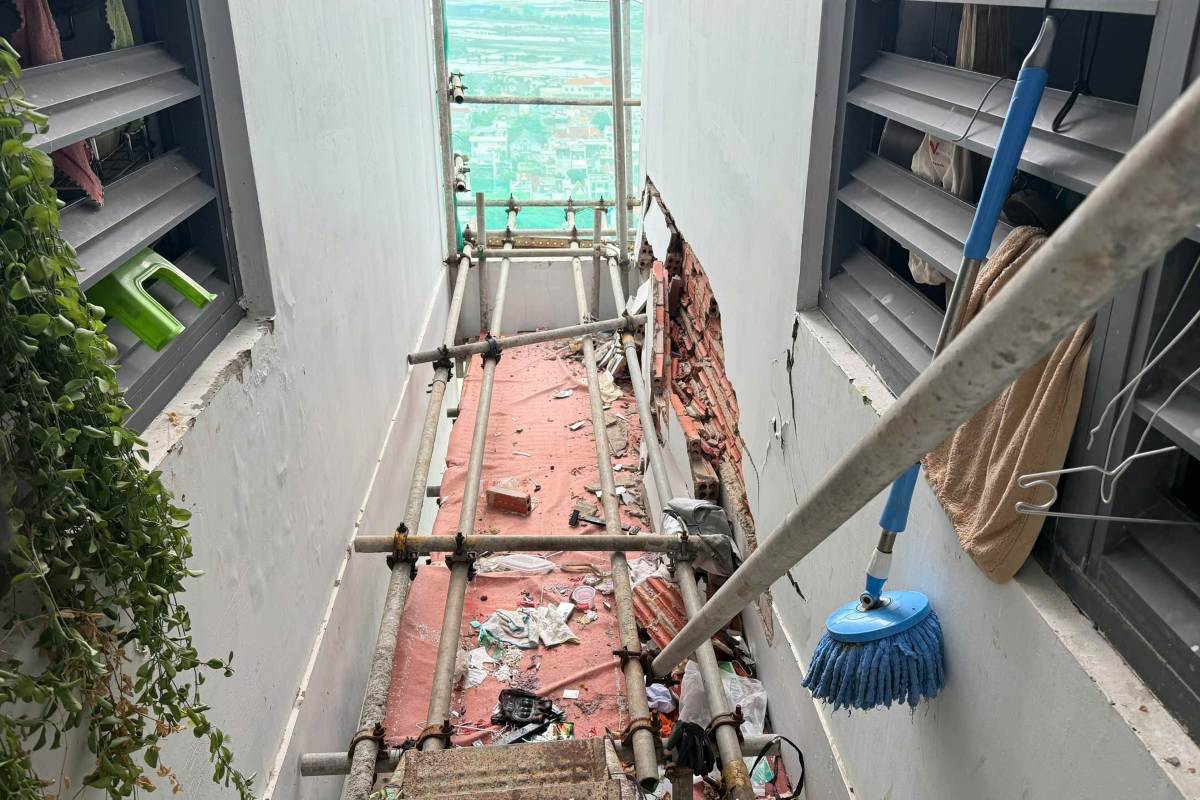 Vết nứt ở một căn hộ tầng 16 chung cư Lapen Center đã bung rớt ra ngoài gần 1 năm chưa được khắc phục, sửa chữa. Ảnh: Thành An