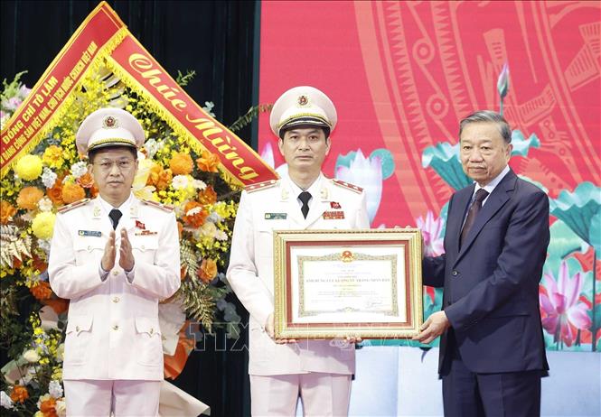 General Secretary and President To Lam awarded the title of Hero of the People's Armed Forces to the People's Security Academy. Photo: Thong Nhat/VNA