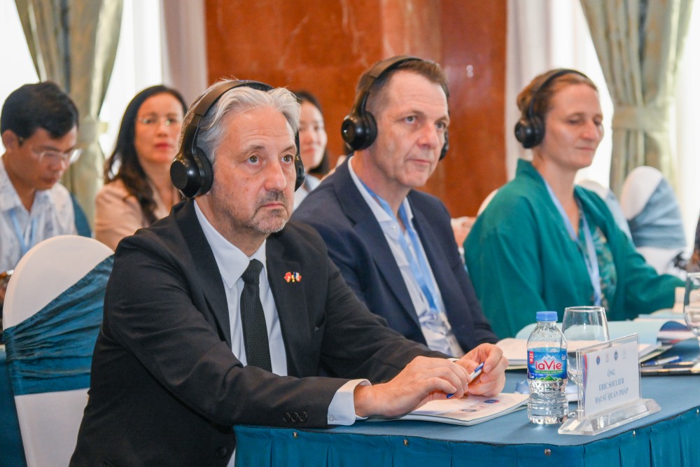 Ông Eric SOULIER - Tham tán hợp tác và hoạt động văn hóa, Đại sứ quán Pháp tại Việt Nam; ông Richard Rouxel và bà Lorraine François - Giám đốc bệnh viện, chuyên gia của Trường Y tế Công cộng Pháp. Ảnh: Nguyễn Thu