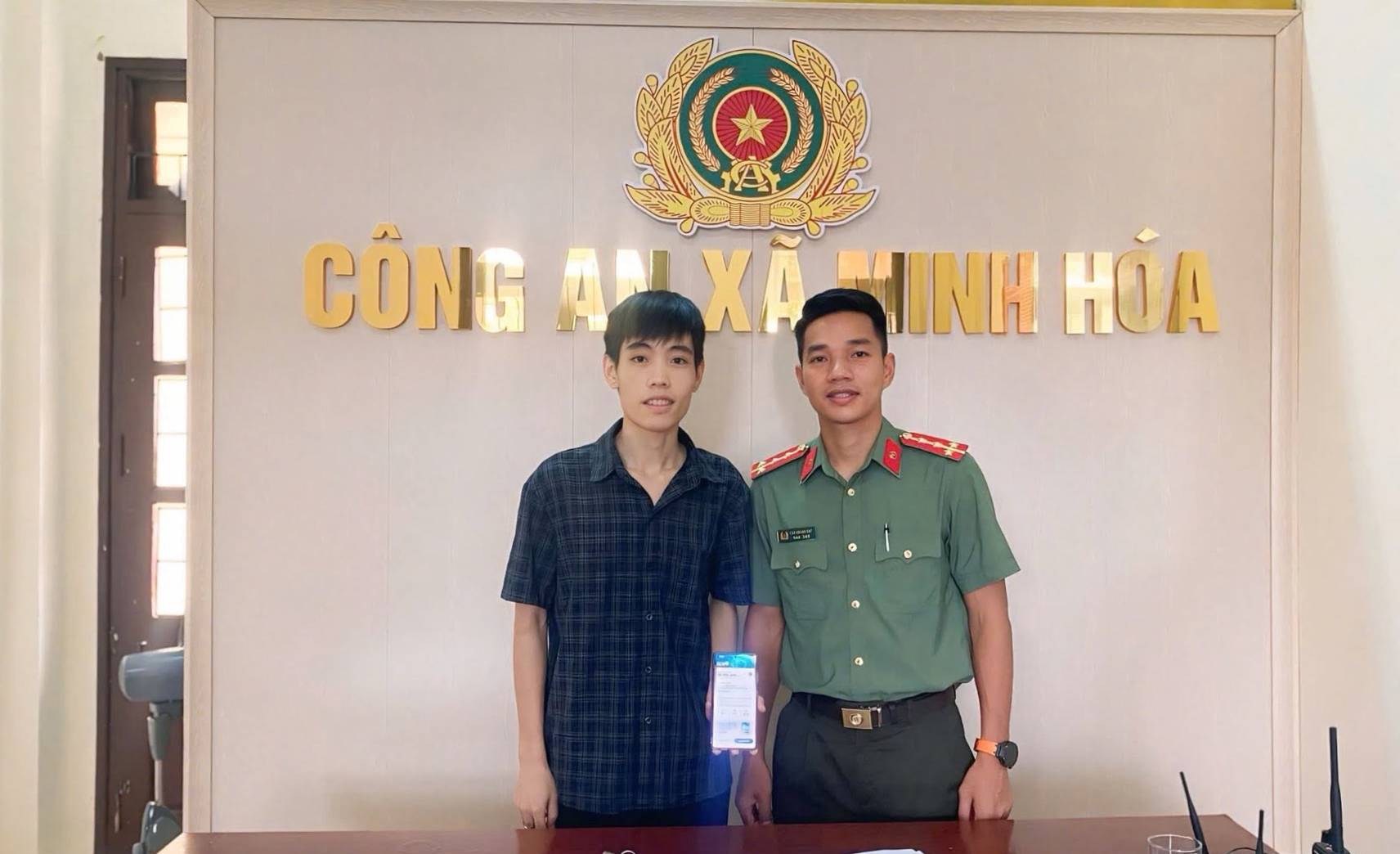 Minh Hoa Commune Police supported the return of 53.7 million VND mistakenly transferred to the account and returned it to people. Photo: Minh Hoa Commune Police