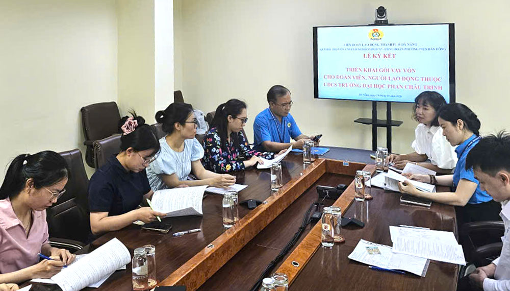 Dien Ban Dong Ward Trade Union coordinates with the Capital Assistance Fund for workers, civil servants, and laborers of the Da Nang City Labor Federation to organize the signing and implementation of a loan package for union members and laborers belonging to the Trade Union of Phan Chau Trinh University. Photo: Da Nang Trade Union