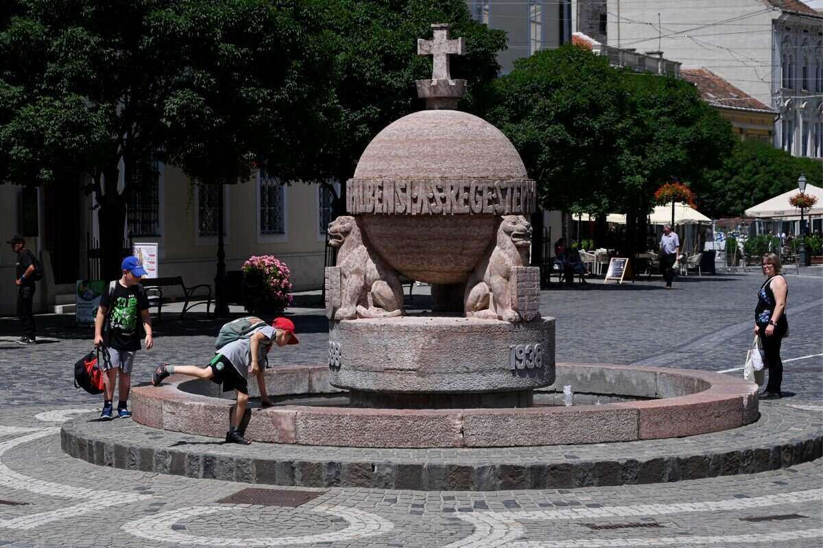 Hungarian people take to the streets during the current heatwave in Europe. Photo: AFP