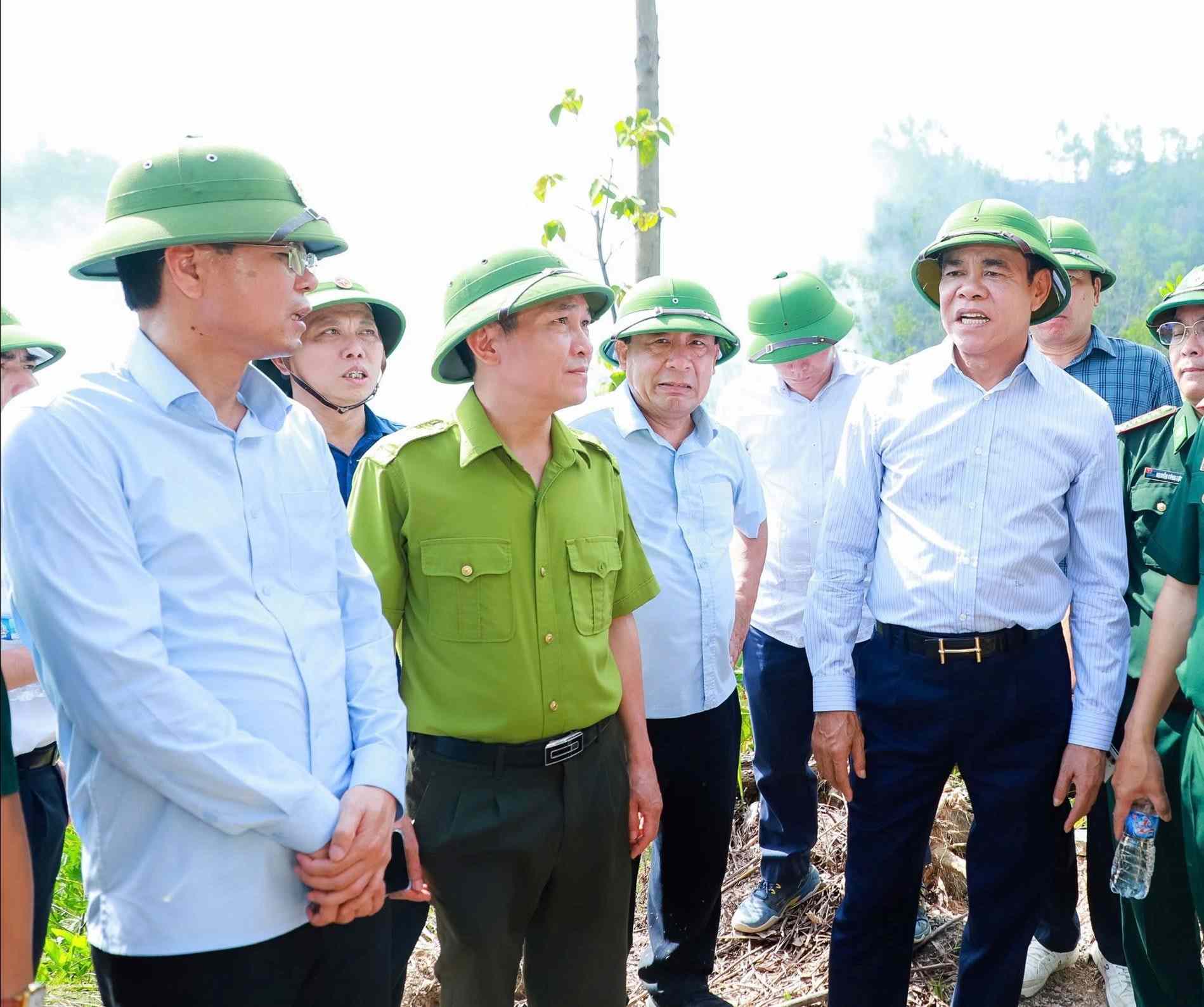 Le président du Comité populaire provincial de Nghệ An, Võ Trọng Hải, dirige directement les travaux de lutte contre les incendies de forêt dans la commune de Thiên Nhẫn. Photo: Thành Duy