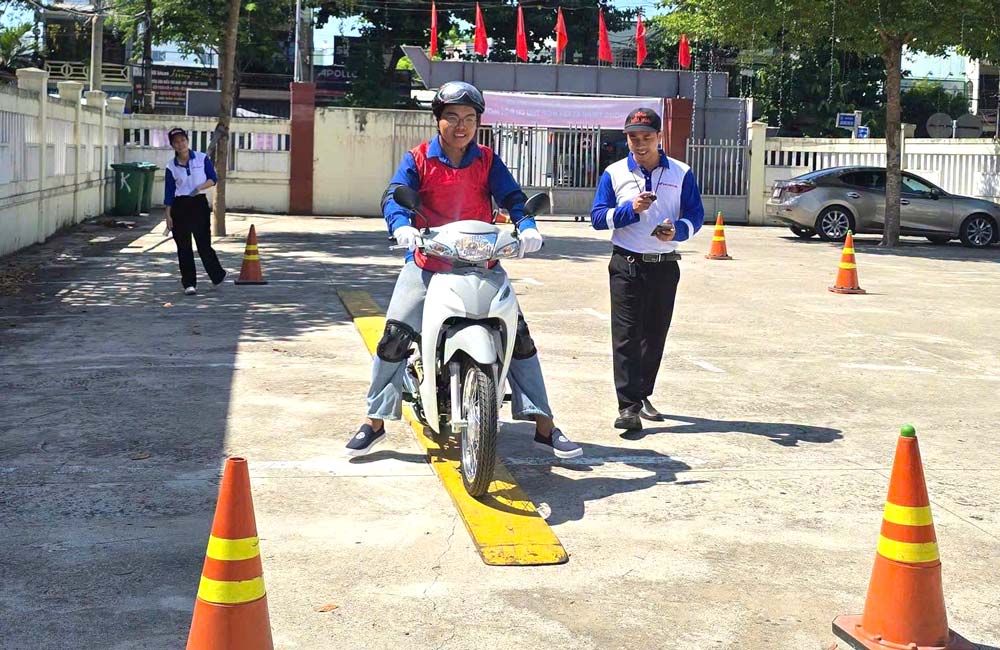 Cam Le Ward Trade Union coordinates with the Ward Youth Union and Hieu Nga HEAD System to organize Traffic Safety Day 2026. Photo: Da Nang Trade Union