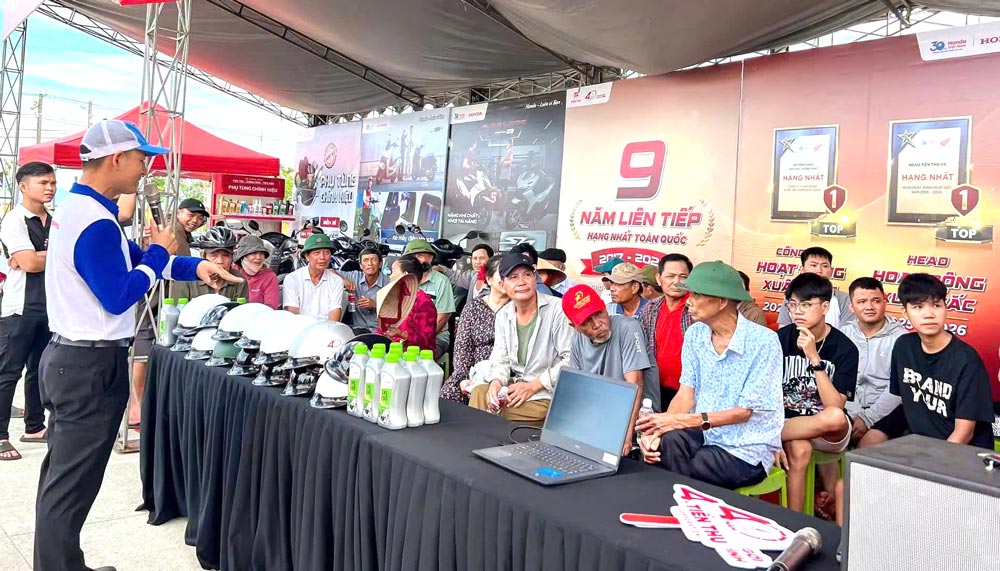 Union members and employees of the grassroots Trade Union of Tien Thu Co., Ltd. Branch spread safe traffic culture. Photo: Da Nang Trade Union