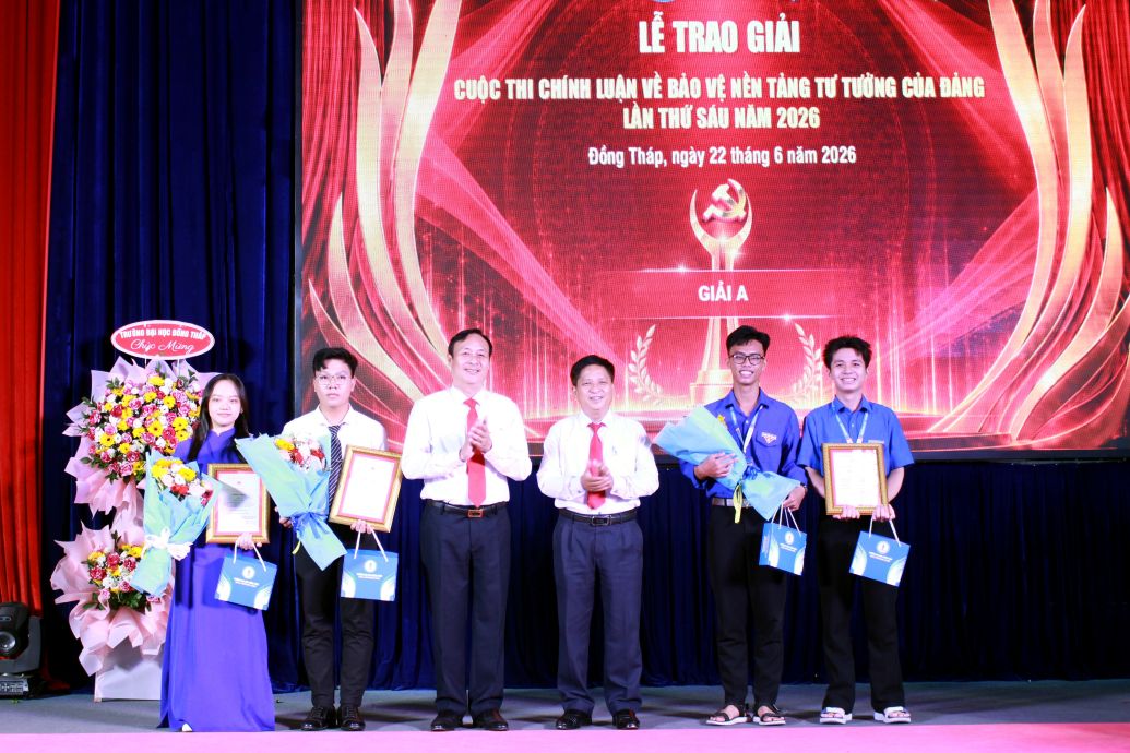 Trao giải A cho các tác phẩm xuất sắc. Ảnh: Danh Cầm