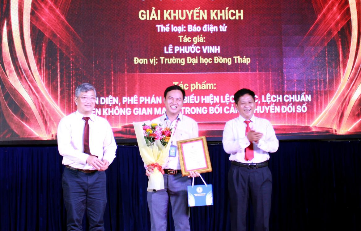 Trao giải Khuyến khích. Ảnh: Danh Cầm