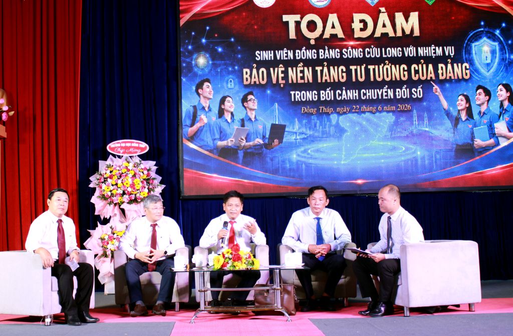 Tọa đàm bàn tròn với chủ đề “Sinh viên Đồng bằng sông Cửu Long với nhiệm vụ bảo vệ nền tảng tư tưởng của Đảng trong bối cảnh chuyển đổi số“. Ảnh: Danh Cầm