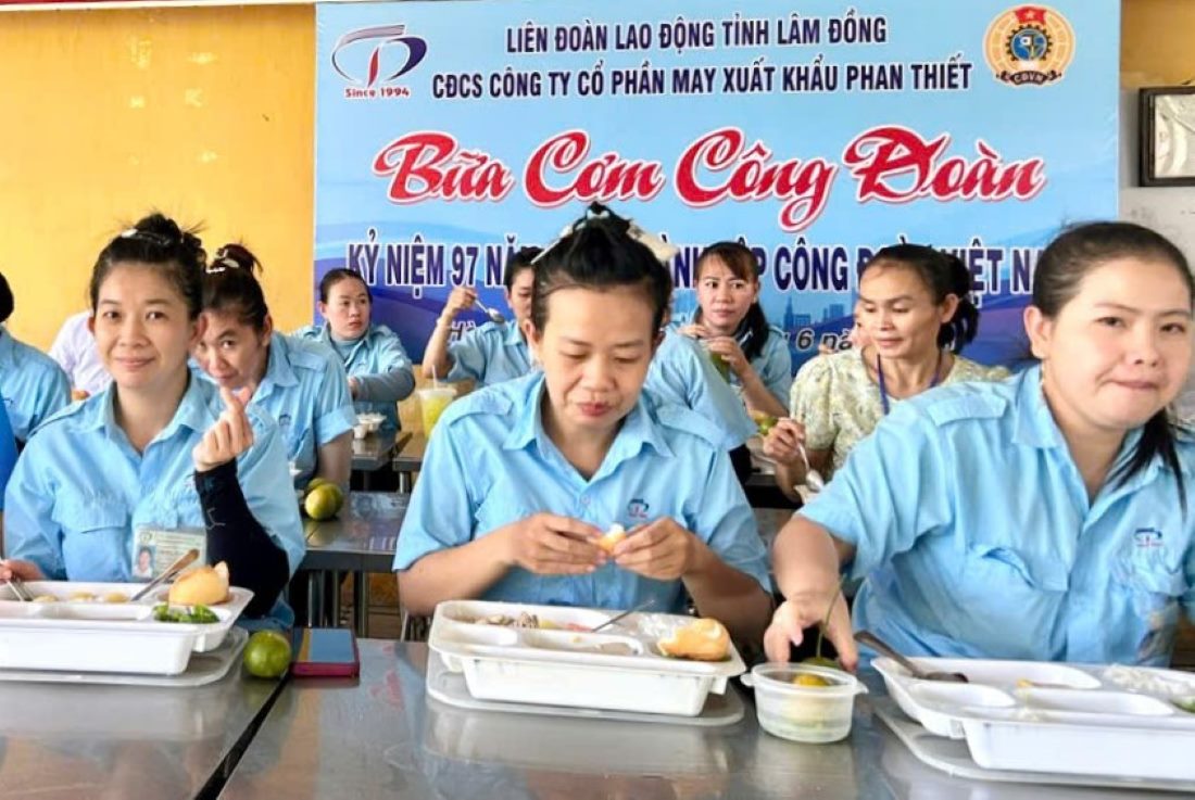 Đoàn viên, người lao động tham gia Bữa cơm Công đoàn. Ảnh: Phạm Duy