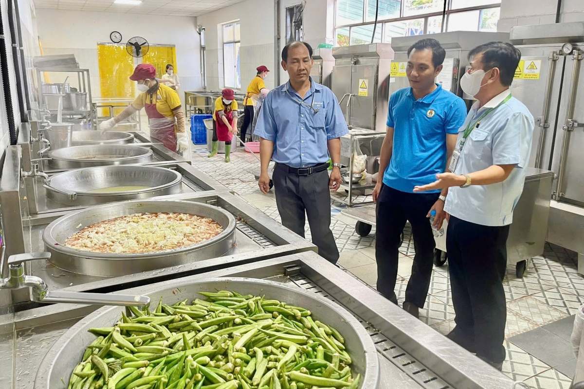 Long Dien Commune Trade Union inspects the reality at the kitchen area where meals are organized for union members and workers at the enterprise. Photo: Labor Confederation