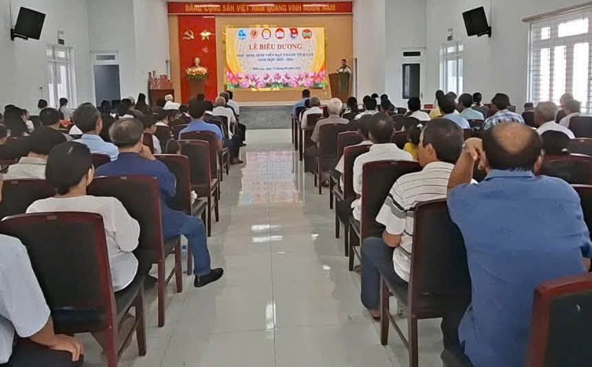 The Vietnam Fatherland Front of Dien Lac commune commended 141 students with excellent academic achievements. Photo: Kien Cuong