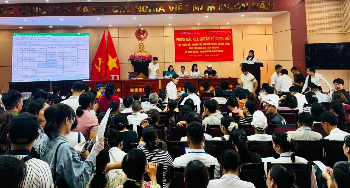 Overview of the auction. Photo: Tien Lang Commune, Hai Phong