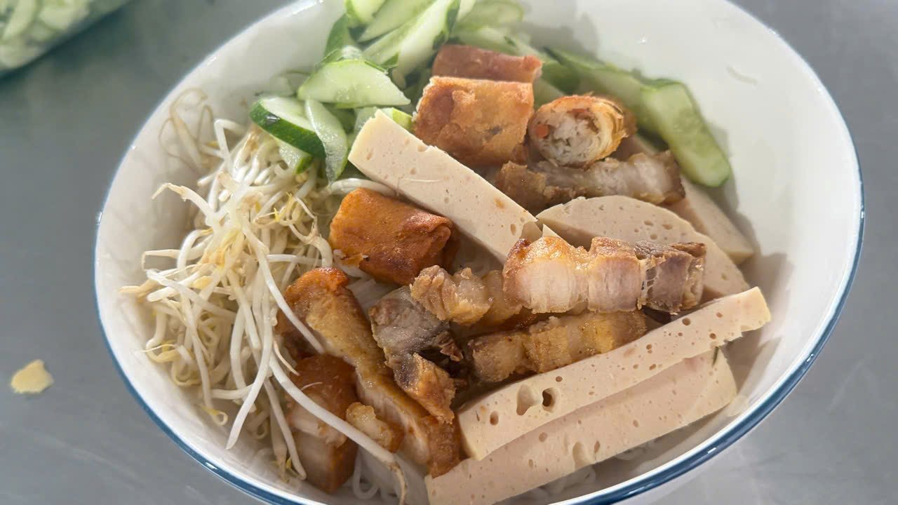 Món ăn tạo sự mới lạ, ngon miệng cho người lao động. Ảnh: CĐCS cung cấp