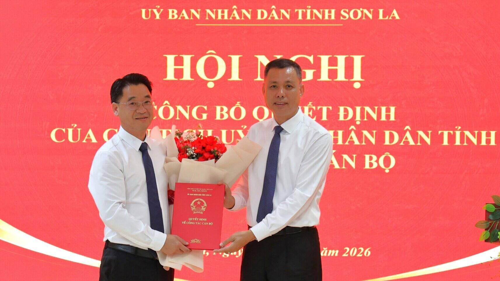Mr. Nguyen Duc Thien, Secretary of the Party Committee of Chieng Khuong commune, was transferred, received and appointed to hold the position of Deputy Director of the Son La Provincial Investment, Trade and Tourism Promotion Center. Photo: Son La e-Portal
