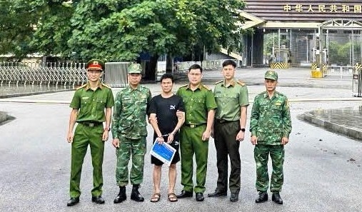 Các lực lượng phối hợp bắt giữ đối tượng truy nã đặc biệt nguy hiểm Phạm Xuân Cương tại Cửa khẩu Lý Vạn. Ảnh: Công an Cao Bằng
