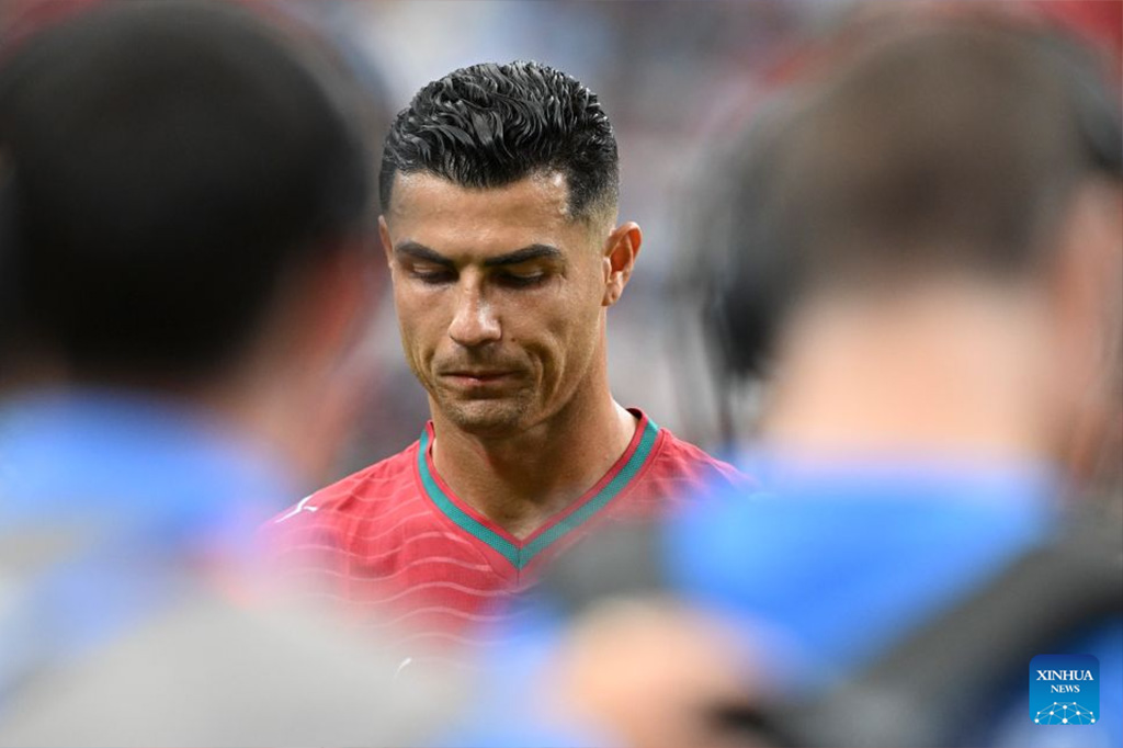 Ronaldo hứng chỉ trích sau màn ra quân thảm họa. Ảnh: Xinhua