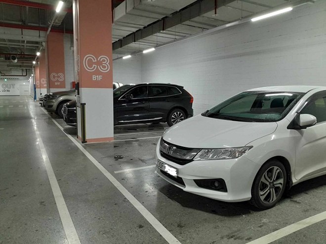 Many car owners who rarely use cars often leave their vehicles idle for weeks without using them. Photo: Xuyen Dong