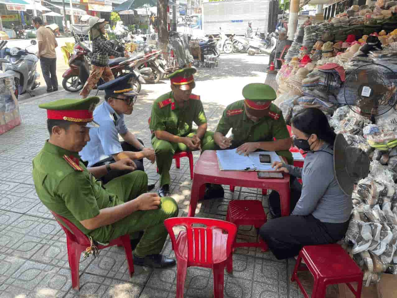 Provincial functional agencies inspect operations, signs of suspected intellectual property rights infringement. Photo: DVCC