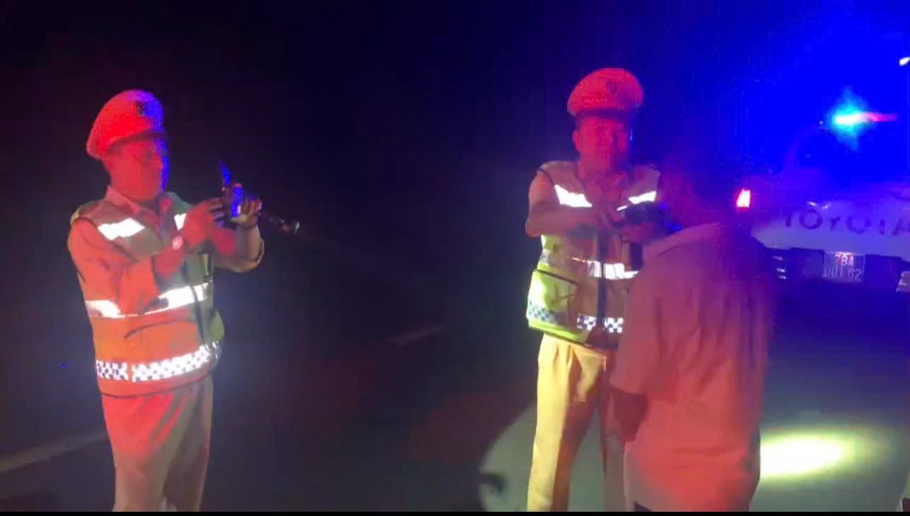 Functional forces of Dak Lak province measure alcohol concentration in the breath of the truck driver. Photo: Police provided