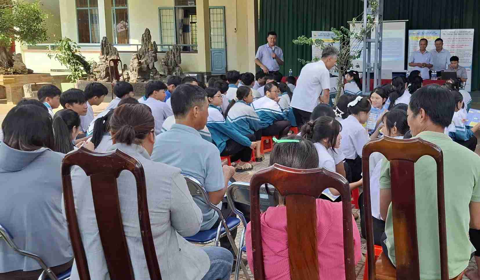 Người dân xã Ea Riêng được tư vấn giới thiệu việc làm trong nước và xuất khẩu lao động. Ảnh: Bảo Lâm