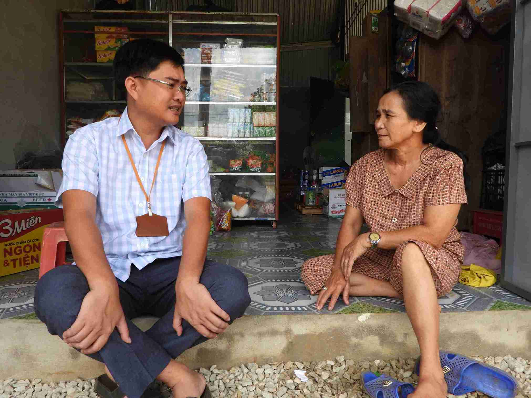 Người dân xã chia sẻ về mong muốn sau khi tham gia hội nghị tư vấn việc làm. Ảnh: Bảo Lâm 