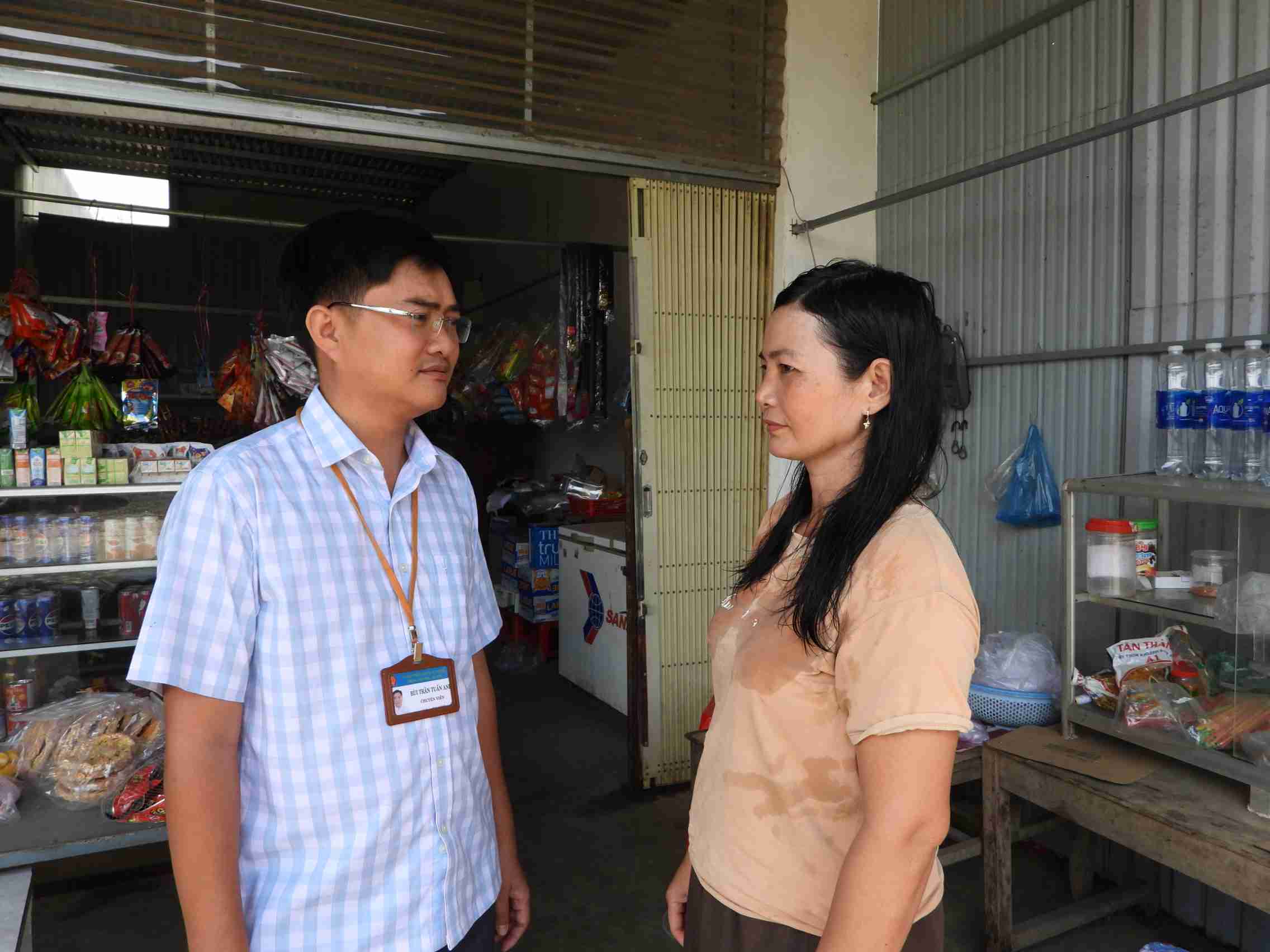 Cán bộ xã Ea Riêng về cơ sở thu thập thông tin của người dân về nhu cầu việc làm, định hướng nghề nghiệp. Ảnh: Bảo Lâm