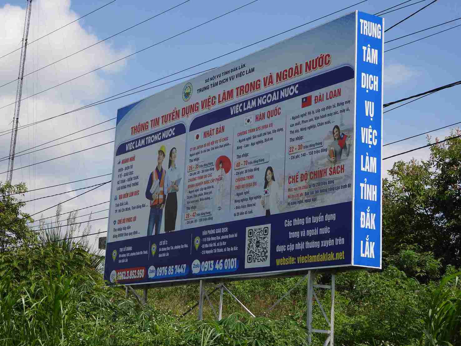 Thông tin tuyển dụng lao động, thị trường việc làm được bố trí ở nhiều khu vực tại địa bàn xã Ea Riêng. Ảnh: Bảo Lâm