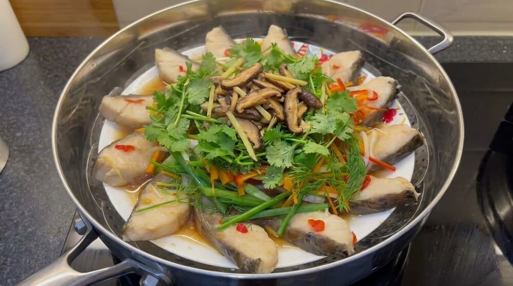 Les femmes au foyer doivent noter quelques erreurs fondamentales qui font que le poisson cuit à la vapeur devient poissonneux et perd son goût sucré naturel. Photo: Tuấn Đạt