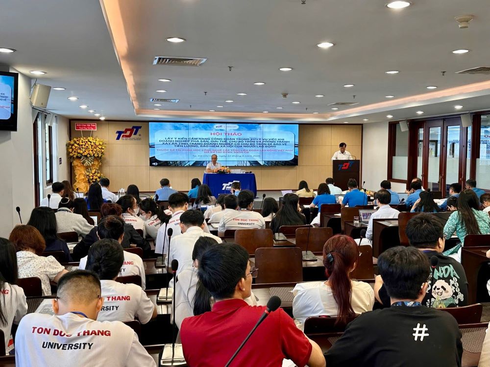Thanh Hoa trade union officials participate in contributing opinions to complete the handbook for handling cases of bankruptcy, dissolution of enterprises and owners absconding. Photo: Thanh Hoa Trade Union