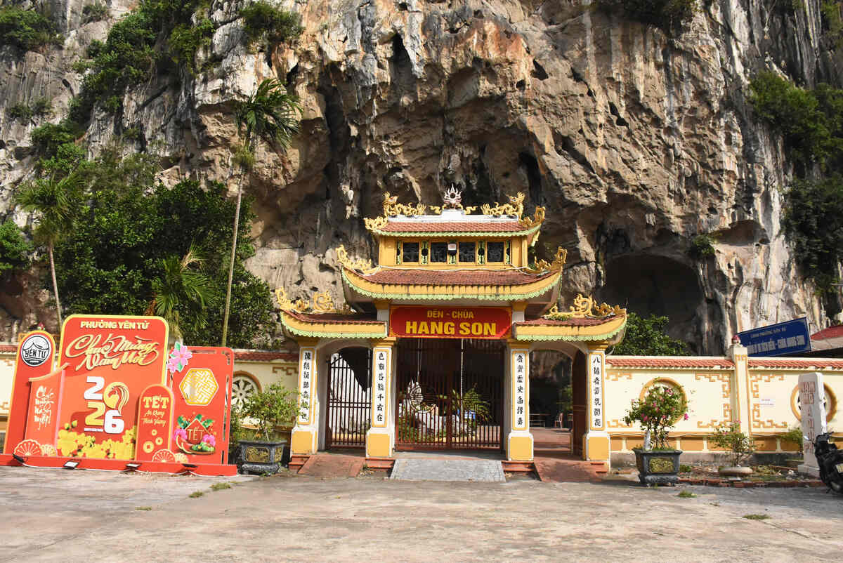 Đền - chùa Hang Son nằm trong hang đá tự nhiên ở Quảng Ninh. Ảnh: Nguyễn Huệ