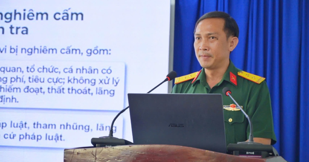 Trung tá Trương Út Bắc, Phó Chủ nhiệm Chính trị Bộ CHQS tỉnh An Giang truyền đạt các nội dung. Ảnh: Phương Vũ