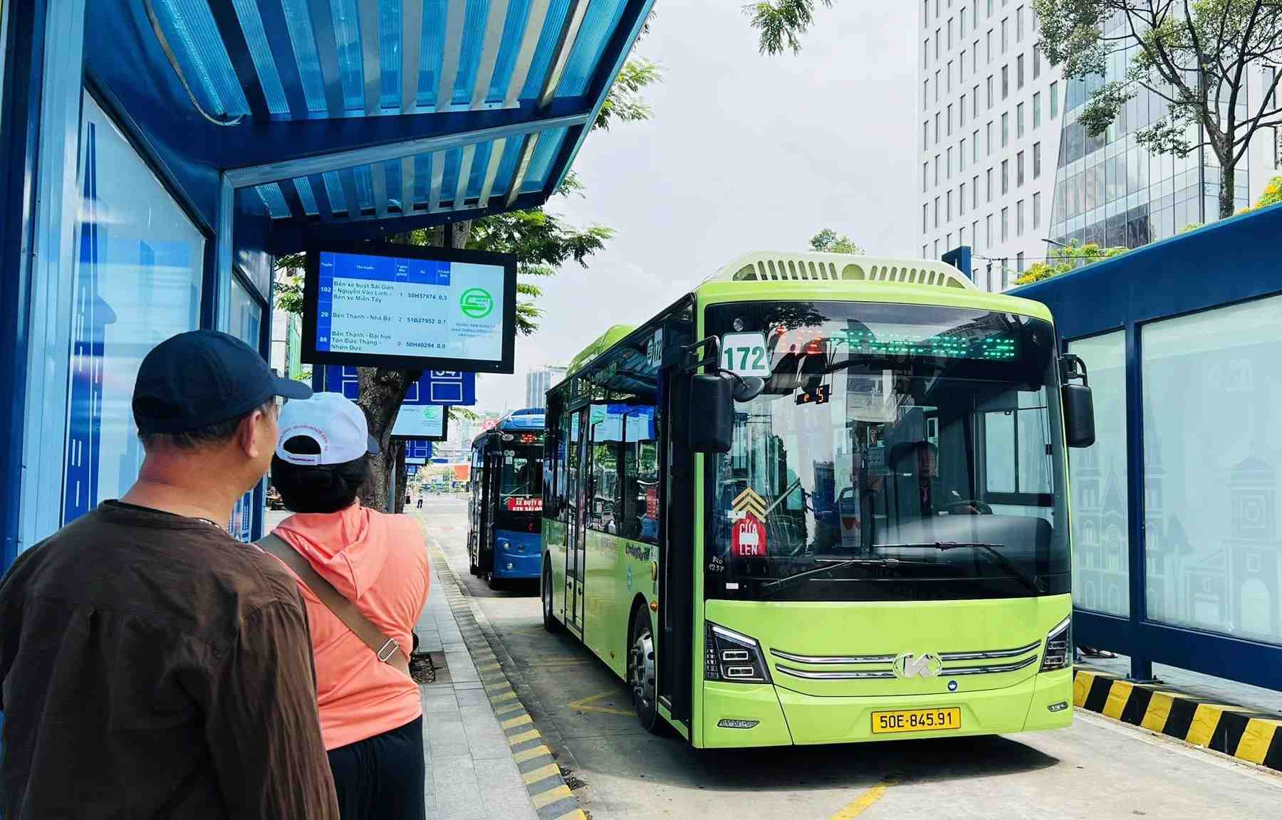Bus route 172 picks up passengers in the center of Ho Chi Minh City. Photo: Ho Chi Minh City Public Transport Management Center