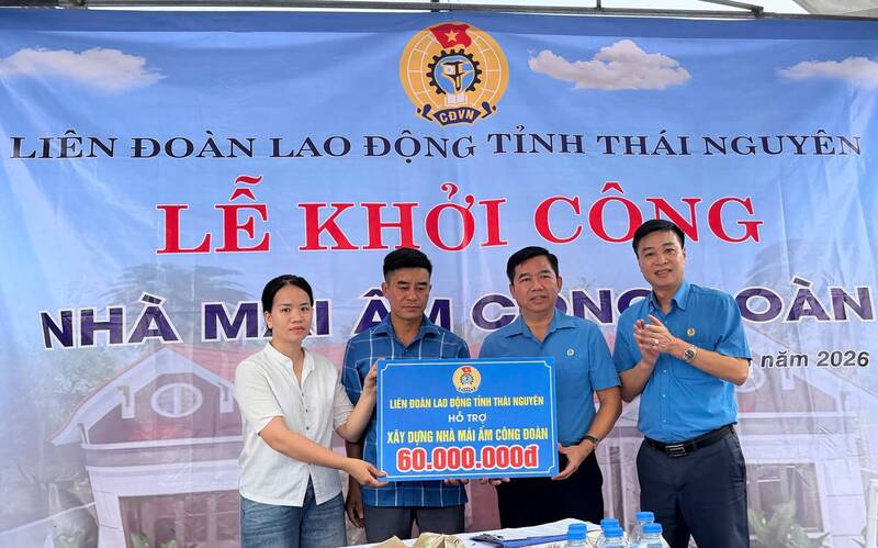 Thai Nguyen Provincial Labor Federation provides support to the family of Mr. Pham Van Dong. Photo: Thai Nguyen Trade Union